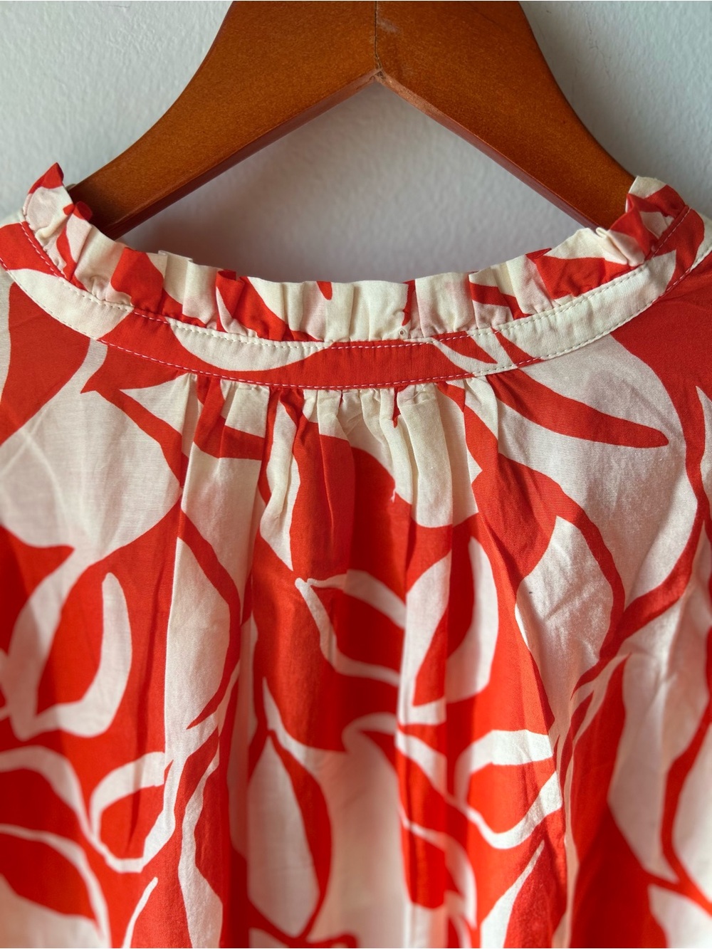 NWT TROVATA Birds of Paradis Red Floral Ruffle Neck Blouse Size Large - Picture 9 of 10